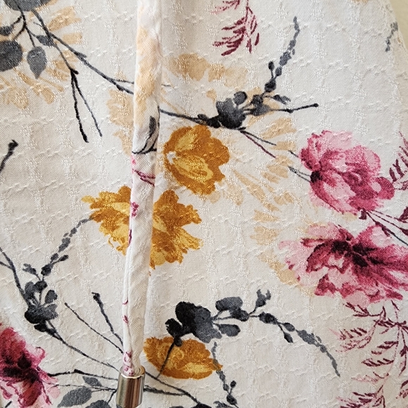 Woven floral flutter sleeve peasant top. Medium - Picture 9 of 12